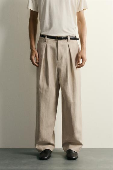 بنطلون بدلة بثنيات RELAXED FIT - بيج فاتح الخاص بـ Zara