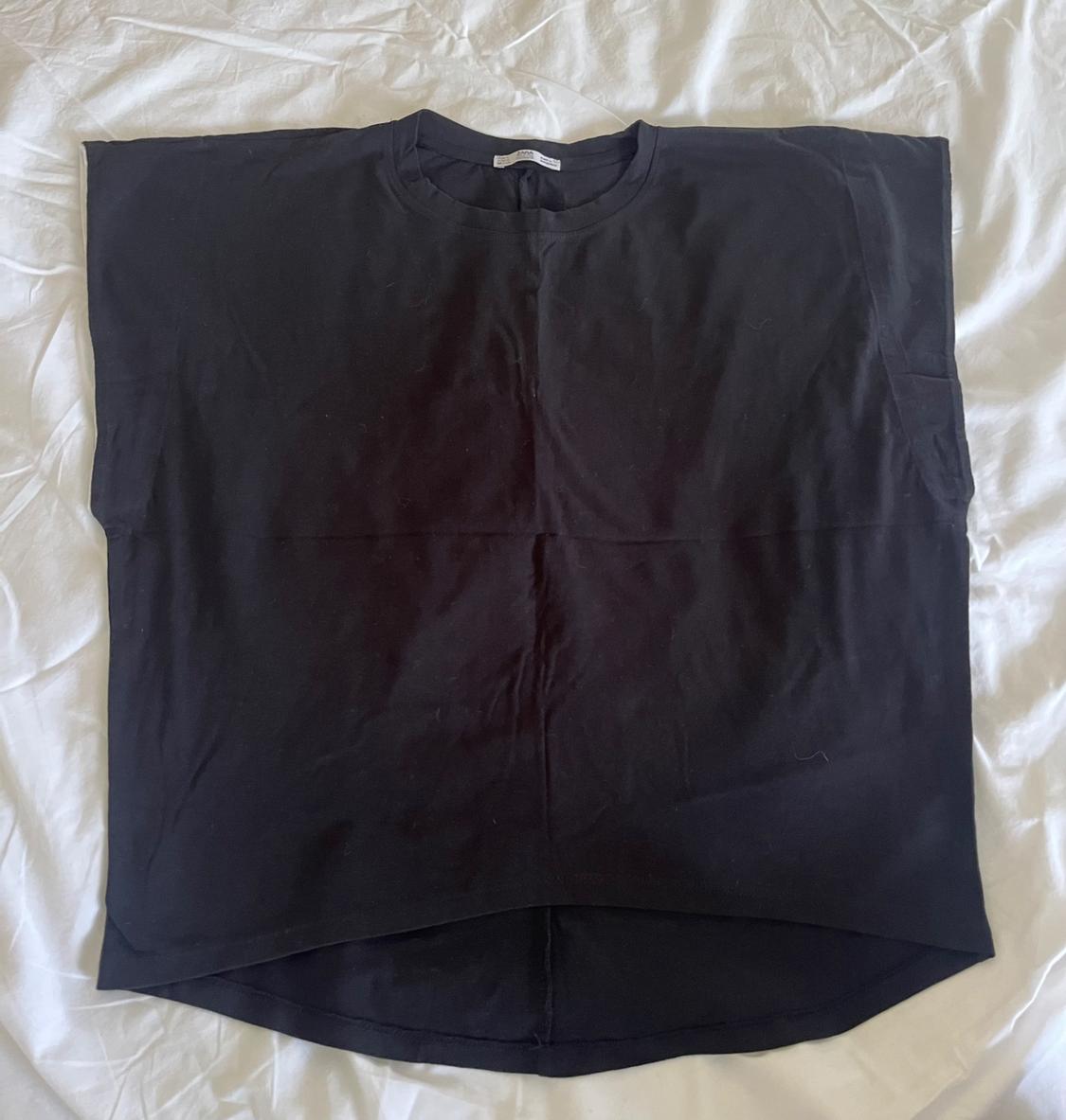 BLACK TSHIRT WITH BATWING LIKE SLEEVES AND CONTRAST LINING. CURVED HEM. - Image 2