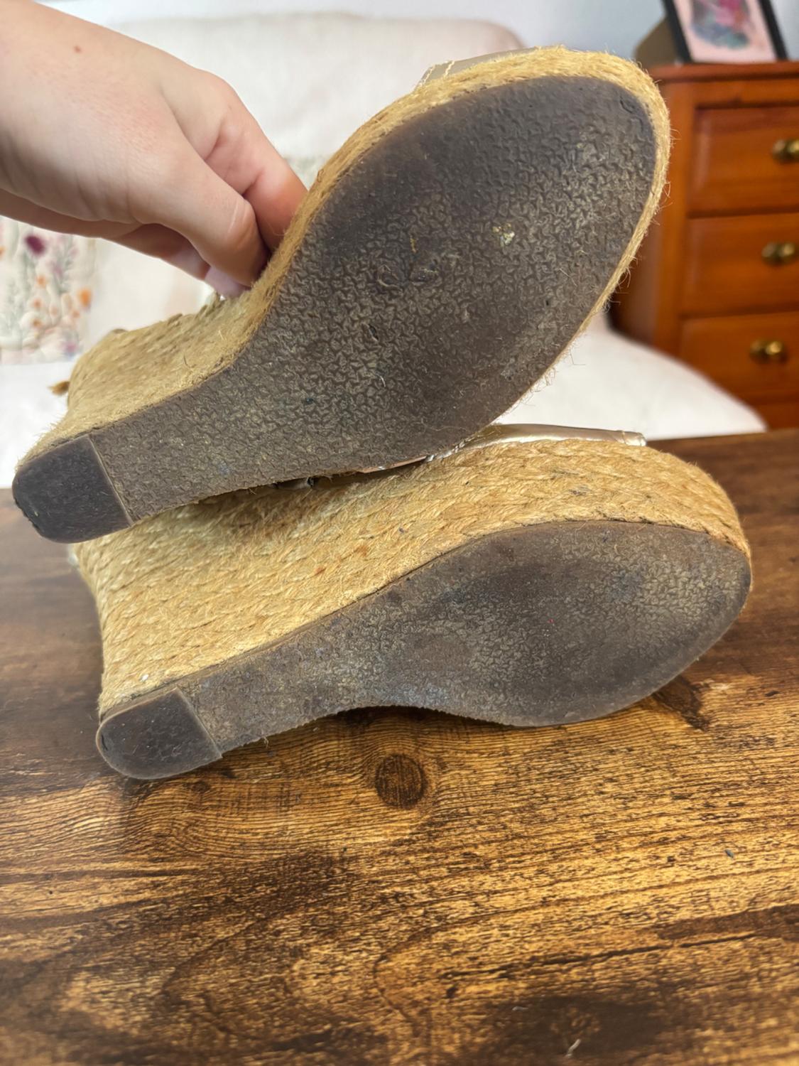 SANDALIAS DE CUÑA DE ESPARTO DORADAS - Image 4