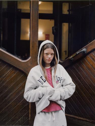 SUDADERA CREMALLERA ESTAMPADO TEXTO - Gris vigoré de Zara