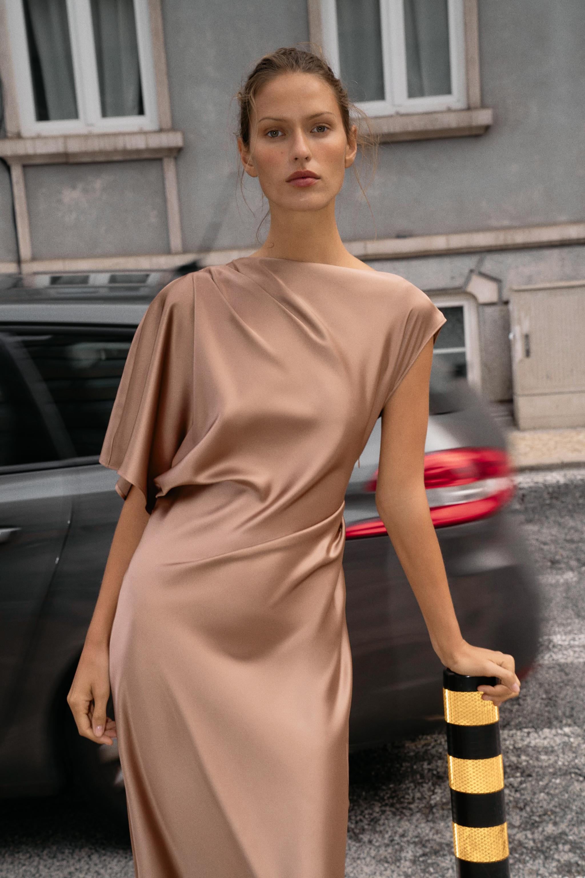 ROBE MI-LONGUE SATINÉE MANCHE ASYMÉTRIQUE