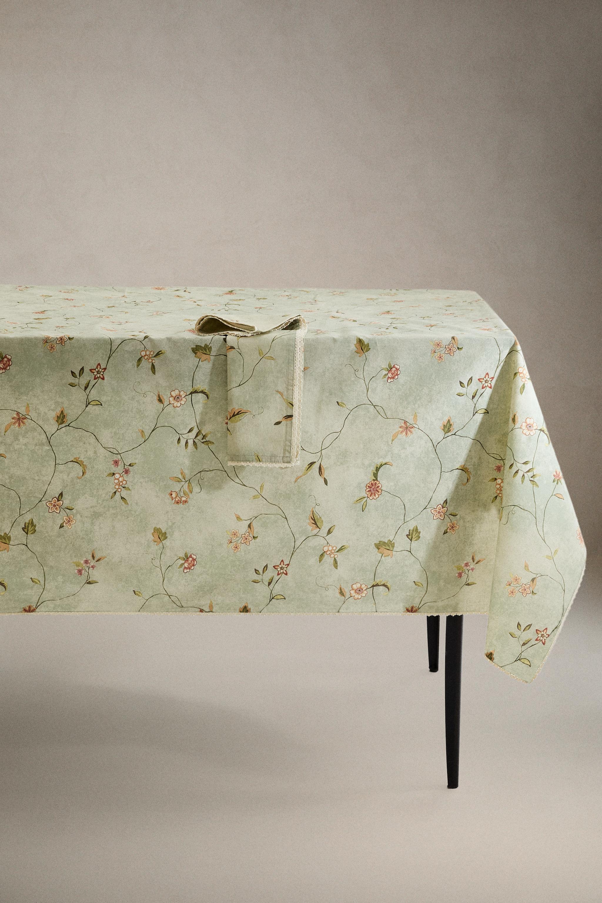 FLORAL PRINT TABLECLOTH WITH LACE TRIM