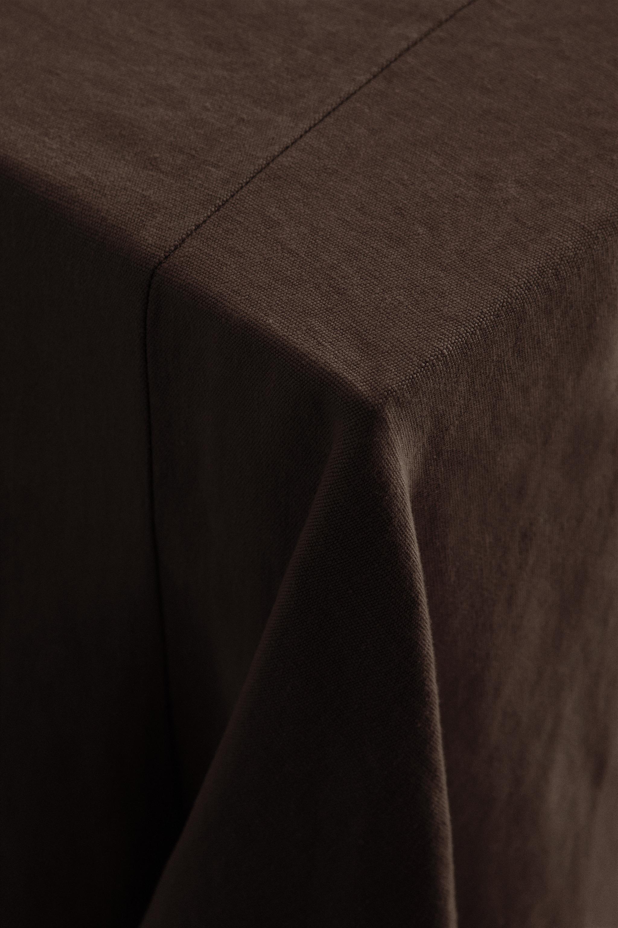 TABLECLOTH 01