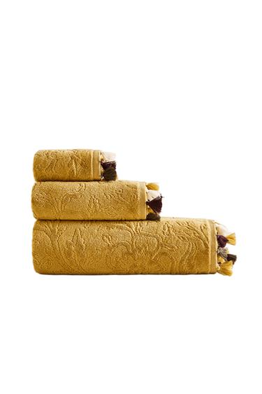 TOALLA BAÑO POMPONES JACQUARD - Mostaza de Zara