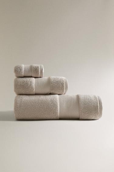 EXTRA SOFT BATH TOWEL (800 GXM²) - Light beige by Zara
