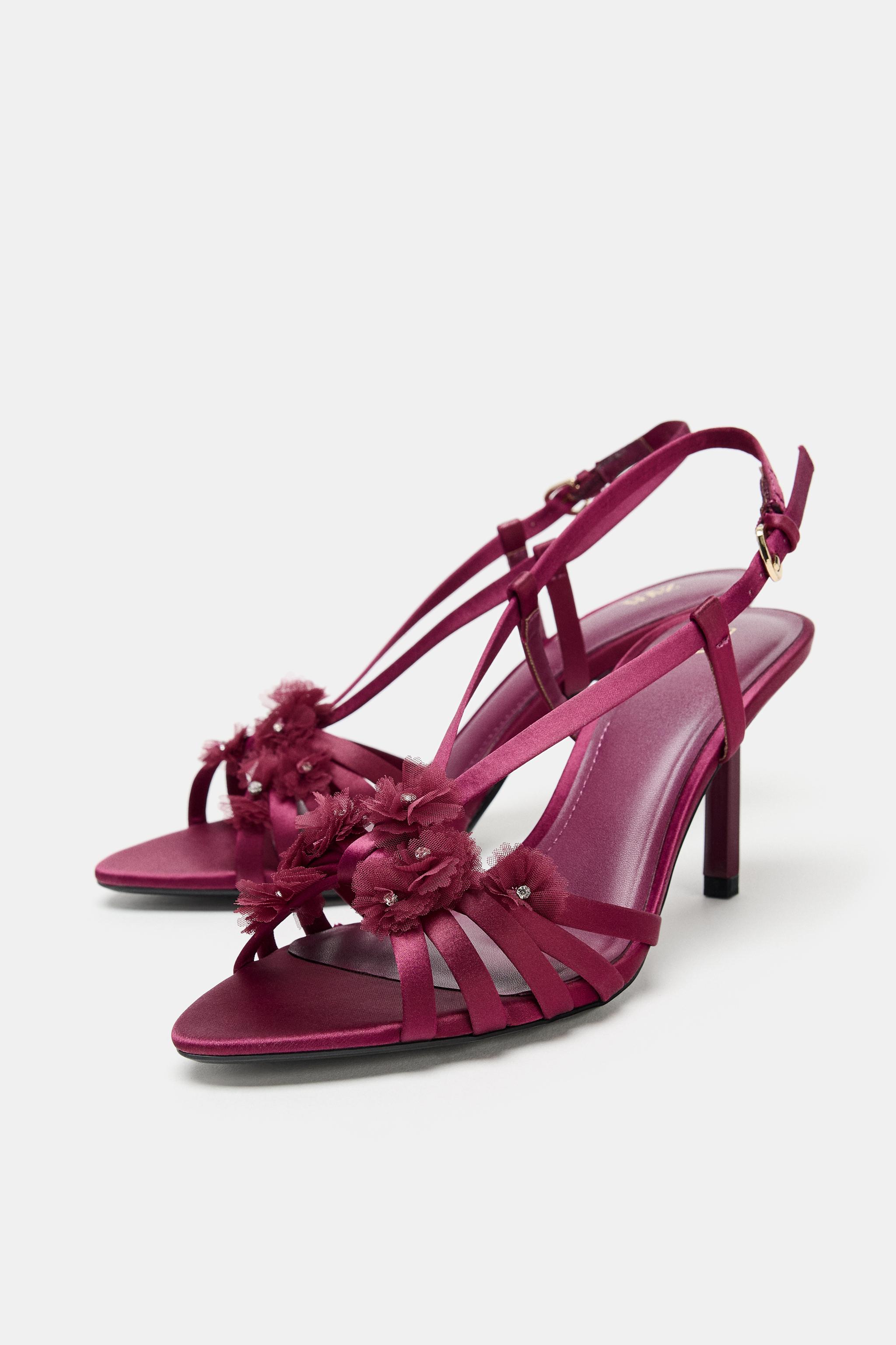 さらぽん SANDÁLIA DE SALTO COM FLORES E EFEITO ACETINADO - Vermelho-bordô