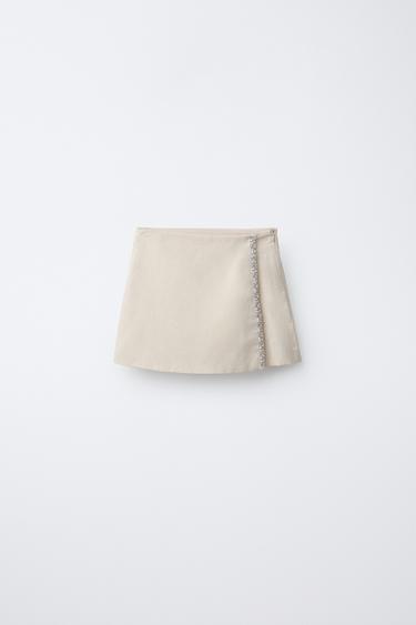 تنورة برمودا من الكتان والقطن مع حلي - رمل الخاص بـ Zara