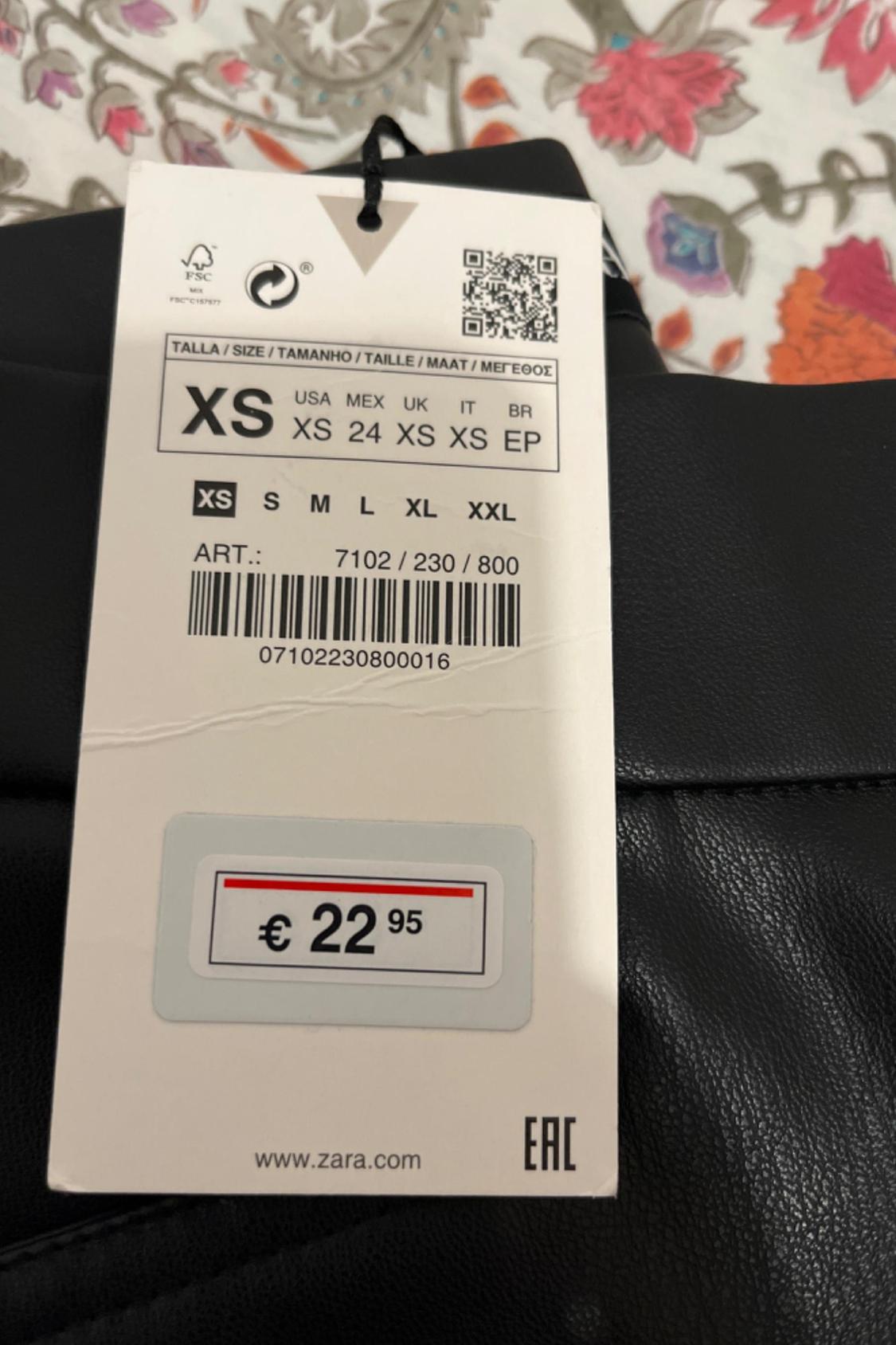 Price and size tag XS for €22.95 in black on leather.