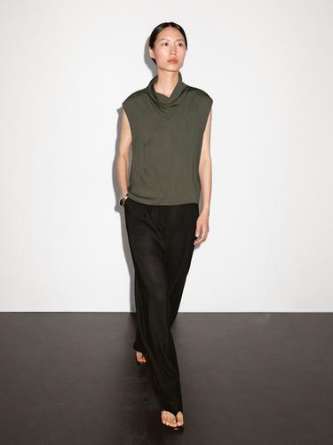 Blusa fluida detalle cuello drapeado - Verde oscuro de Zara