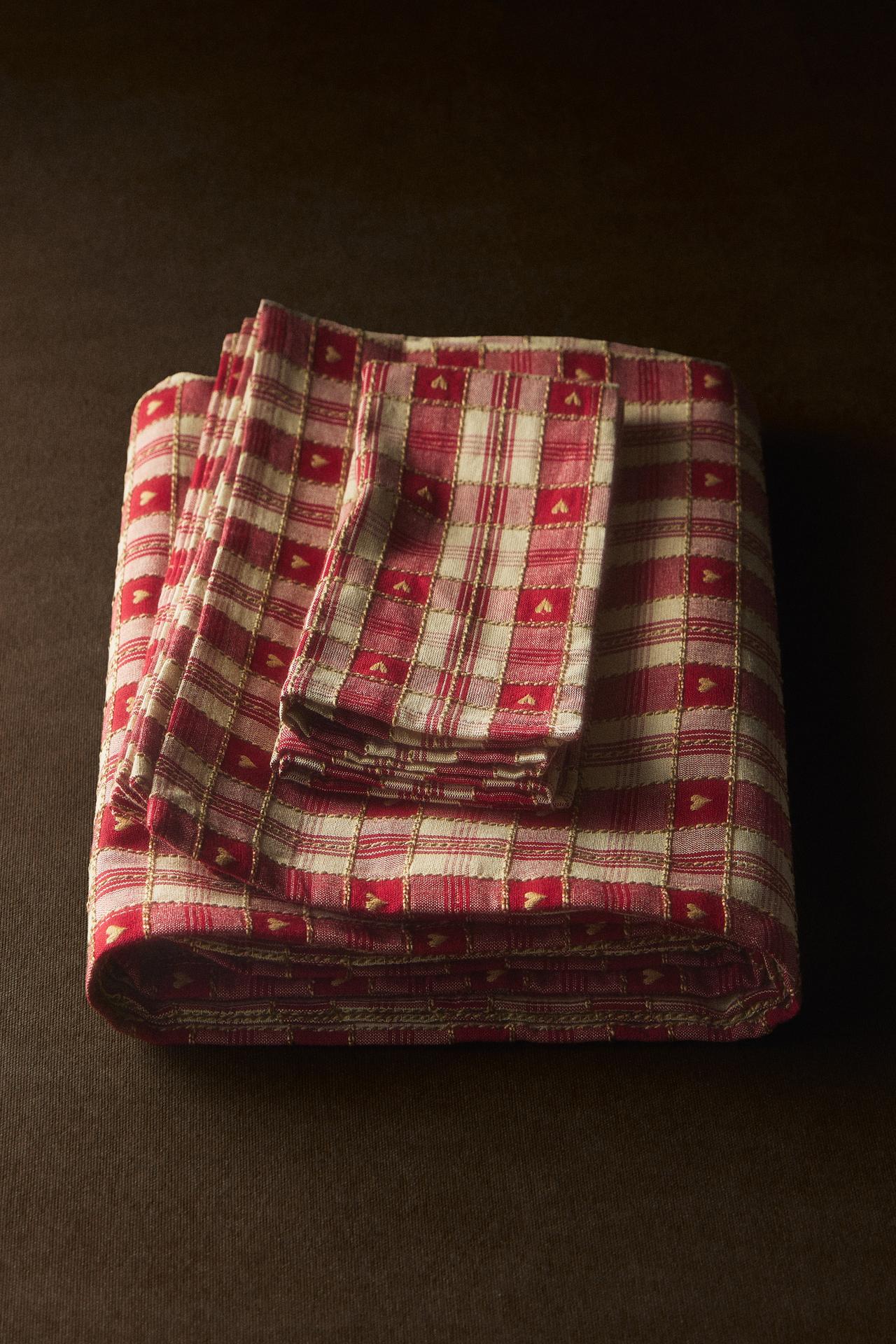 CHRISTMAS CHECK HEART COTTON TABLECLOTH — Red