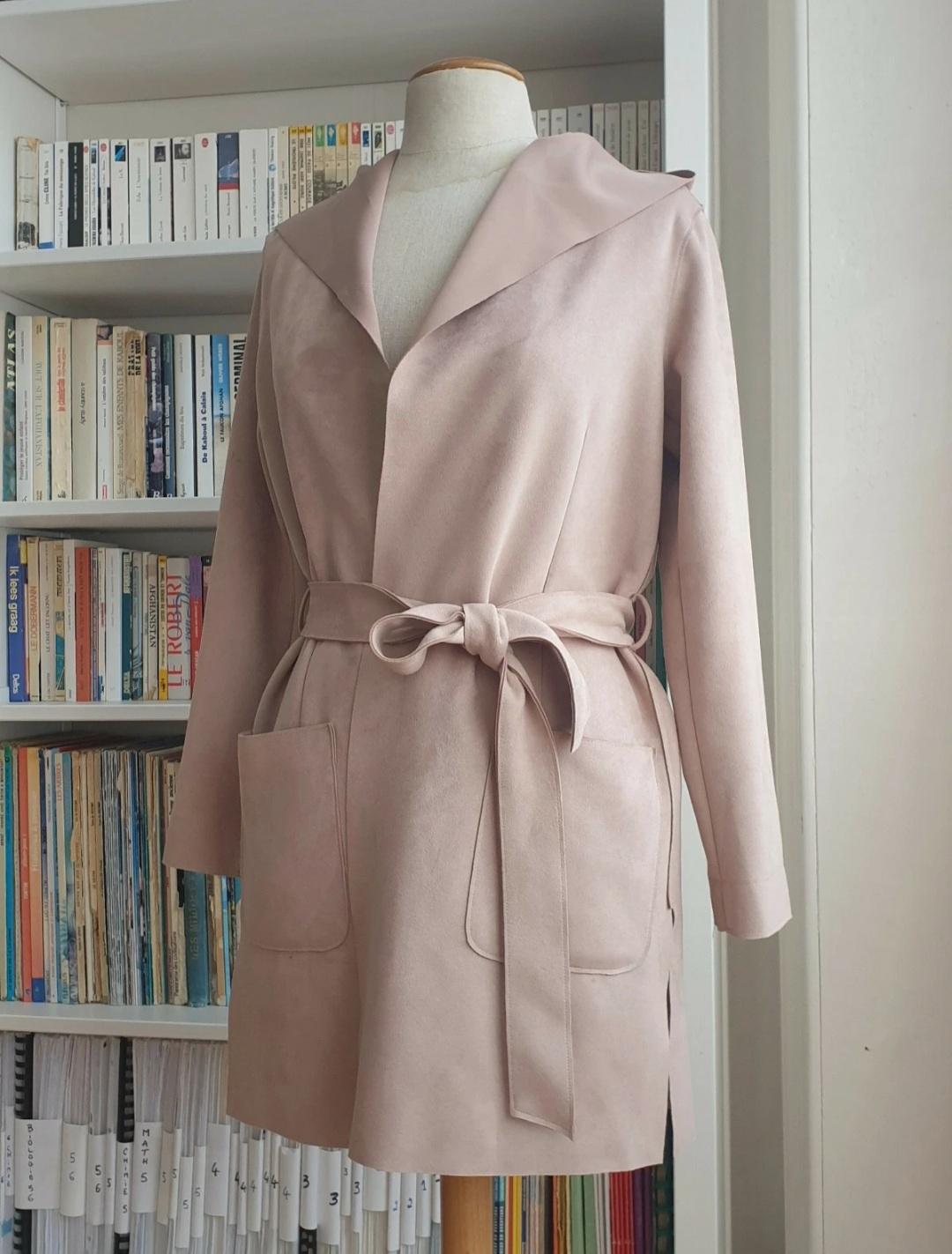 VESTE ROSE EFFET DAIM AVEC CAPUCHE ET CEINTURE - Image 2