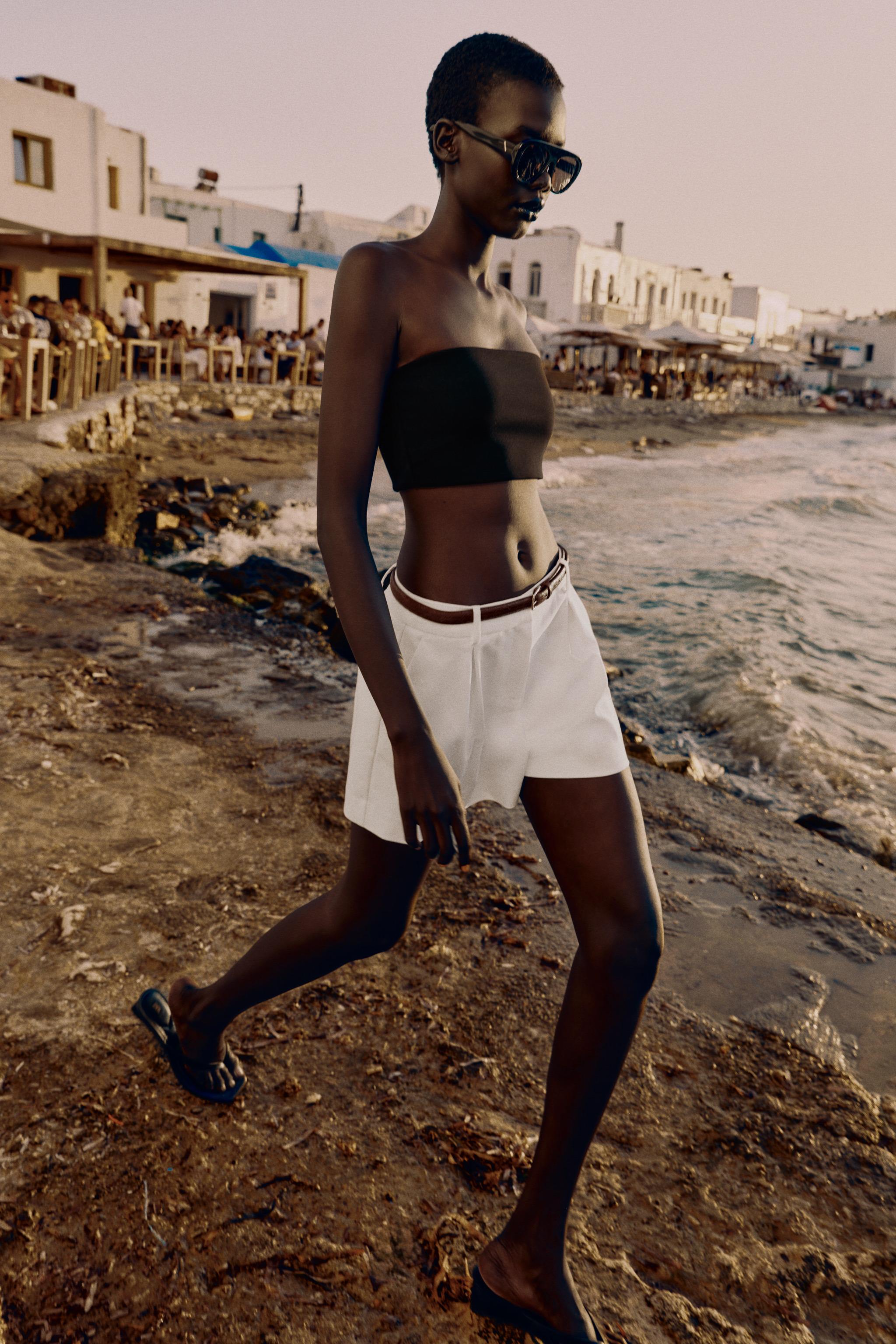 SHORT À PINCES ET CEINTURE