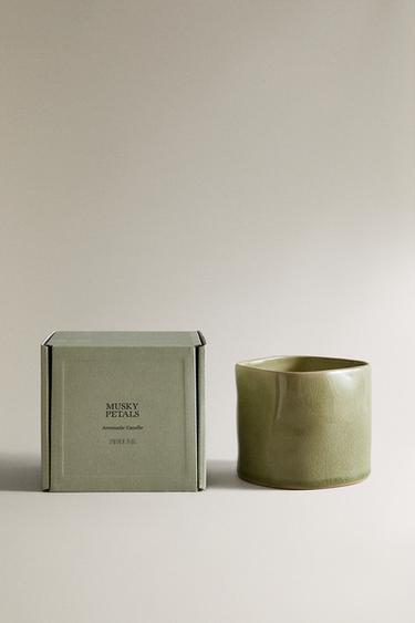 (430 Г) АРОМАТНА СВЕЩ MUSKY PETALS - бежово-кафяво от Zara
