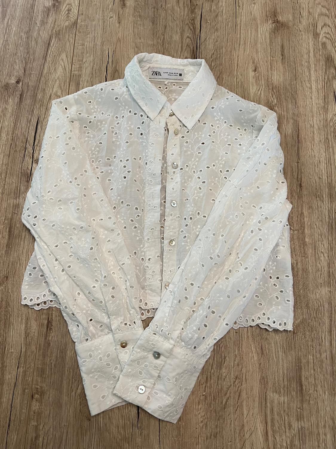 CAMISA CROP BORDADOS PERFORADOS - Image 2