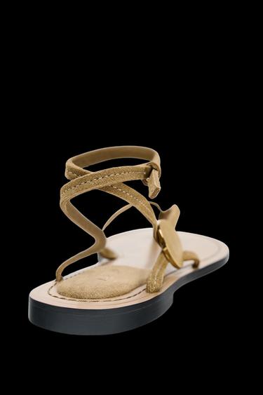 FLACHE SANDALE AUS VELOURSLEDER MIT APPLIKATION - SAND/BRAUN von Zara