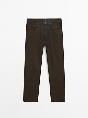 Jeans tapered fit - Marrón de Zara