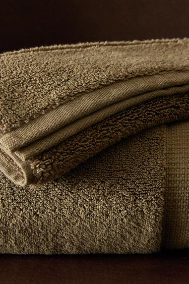 EXTRA SOFT DOUBLE BORDER BATH TOWEL - Dark khaki by Zara