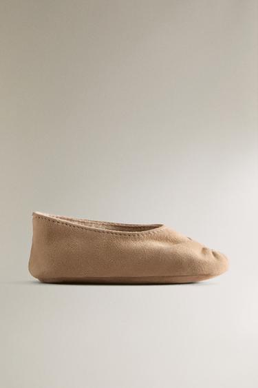 BABYSCHUH IM BALLERINA-STIL AUS LEDER MIT RAFFUNGEN - Braun von Zara - Bild 0