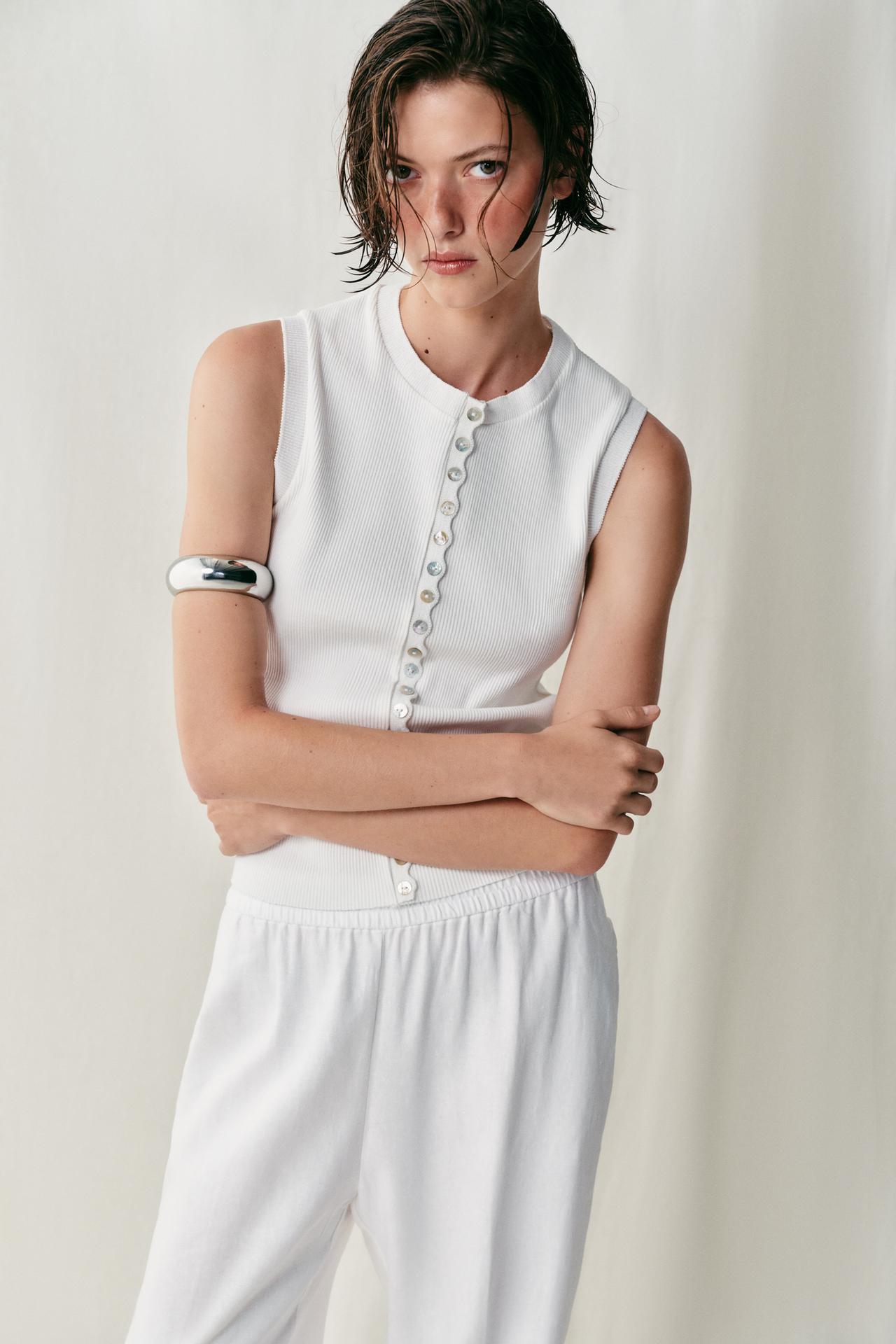 BUTTONED TOP — White