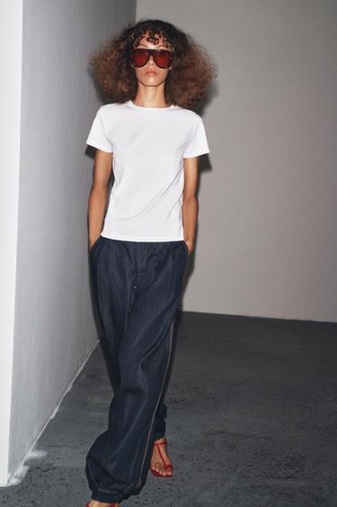 تيشرت عادي بستايل ممزّق - أبيض الخاص بـ Zara