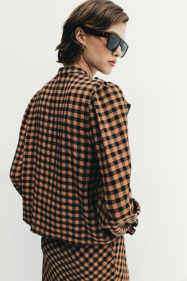 BLUSA CUADROS VOLANTES - Tostado de Zara