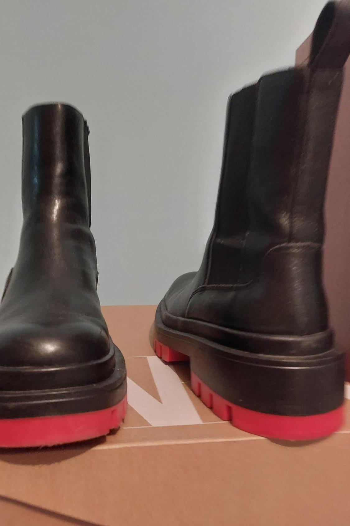 CHELSEA BOOTS