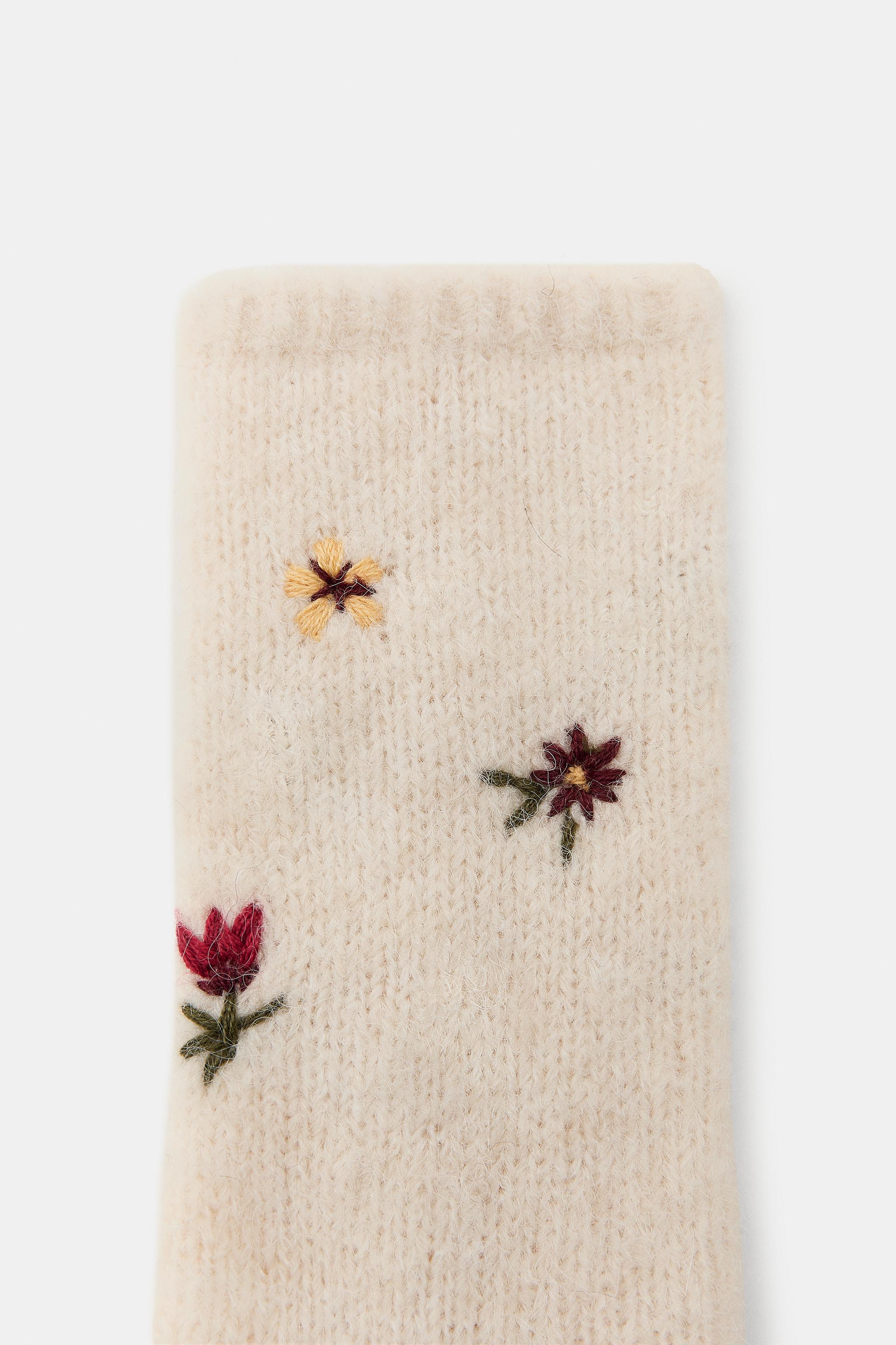 EMBROIDERED FLOWER SOCKS
