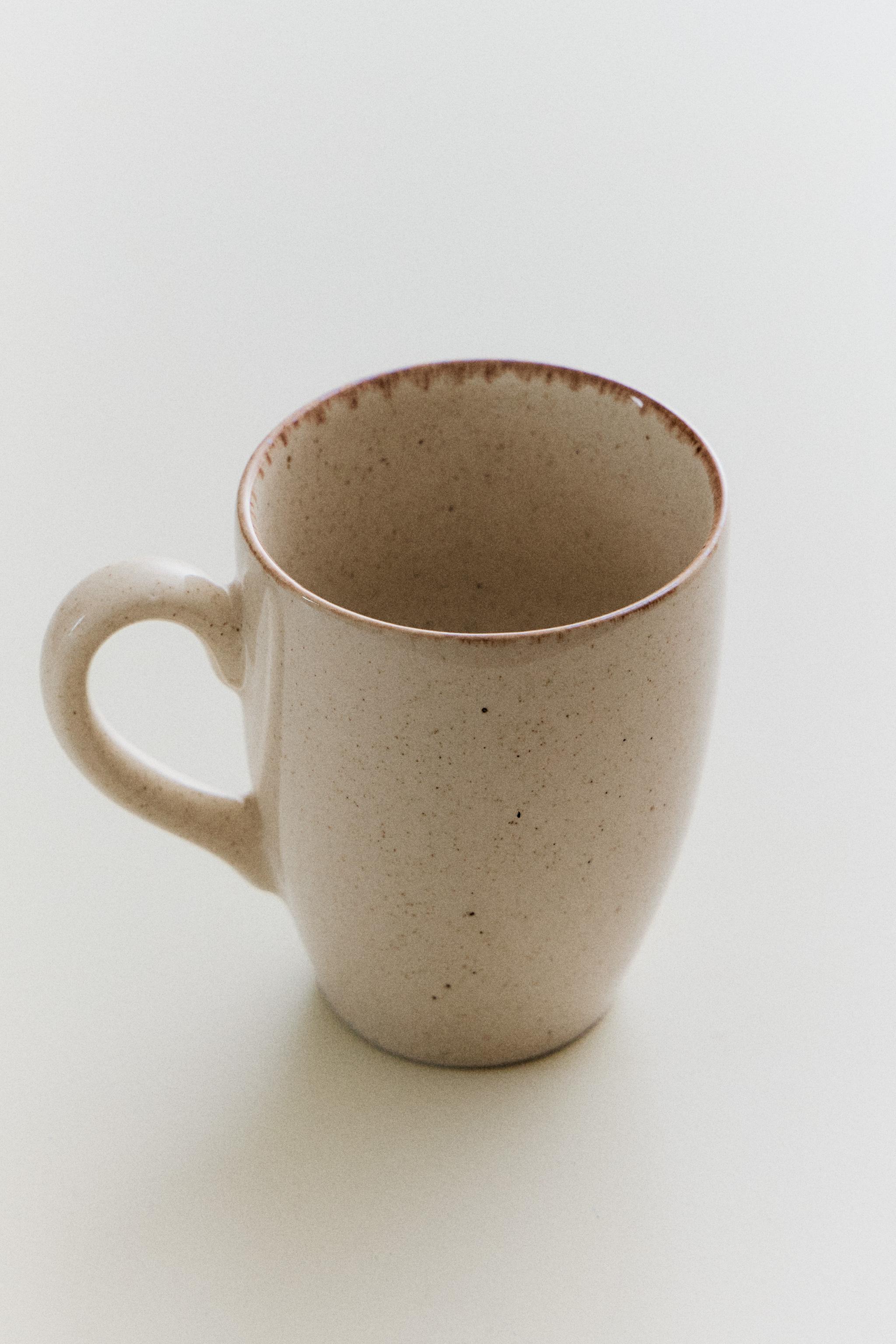 STONEWARE MUG WITH DISTRESSED RIM