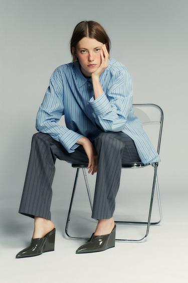 حذاء بكعب إسفين بمظهر لامع - رمادي by Zara