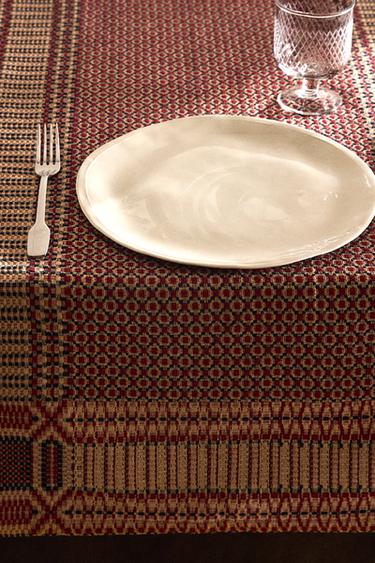 CHRISTMAS JACQUARD TABLE RUNNER - Red by Zara