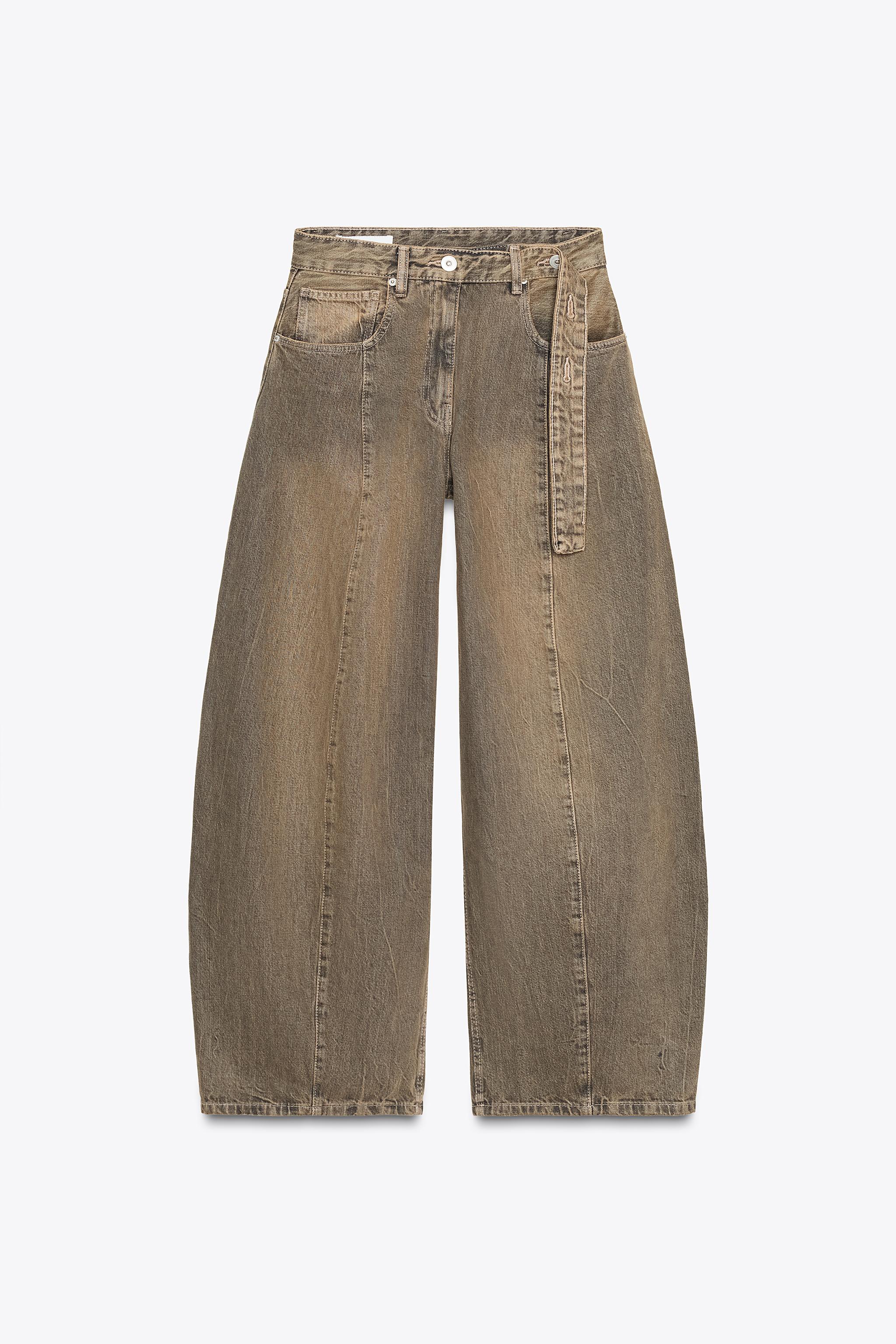 Orqadan yoyilgan oyoqlari bilan chiroyli qizlarning yaqindan olingan suratlari