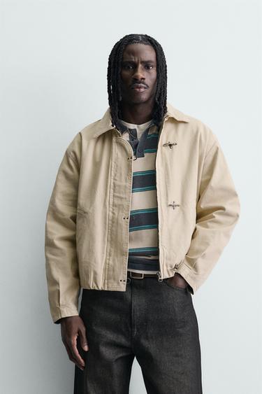 УКОРОЧЕННАЯ КУРТКА С ЗАСТЕЖКАМИ-КЛЫКАМИ — ЦВЕТ СЛИВОЧНОГО МАСЛА от Zara