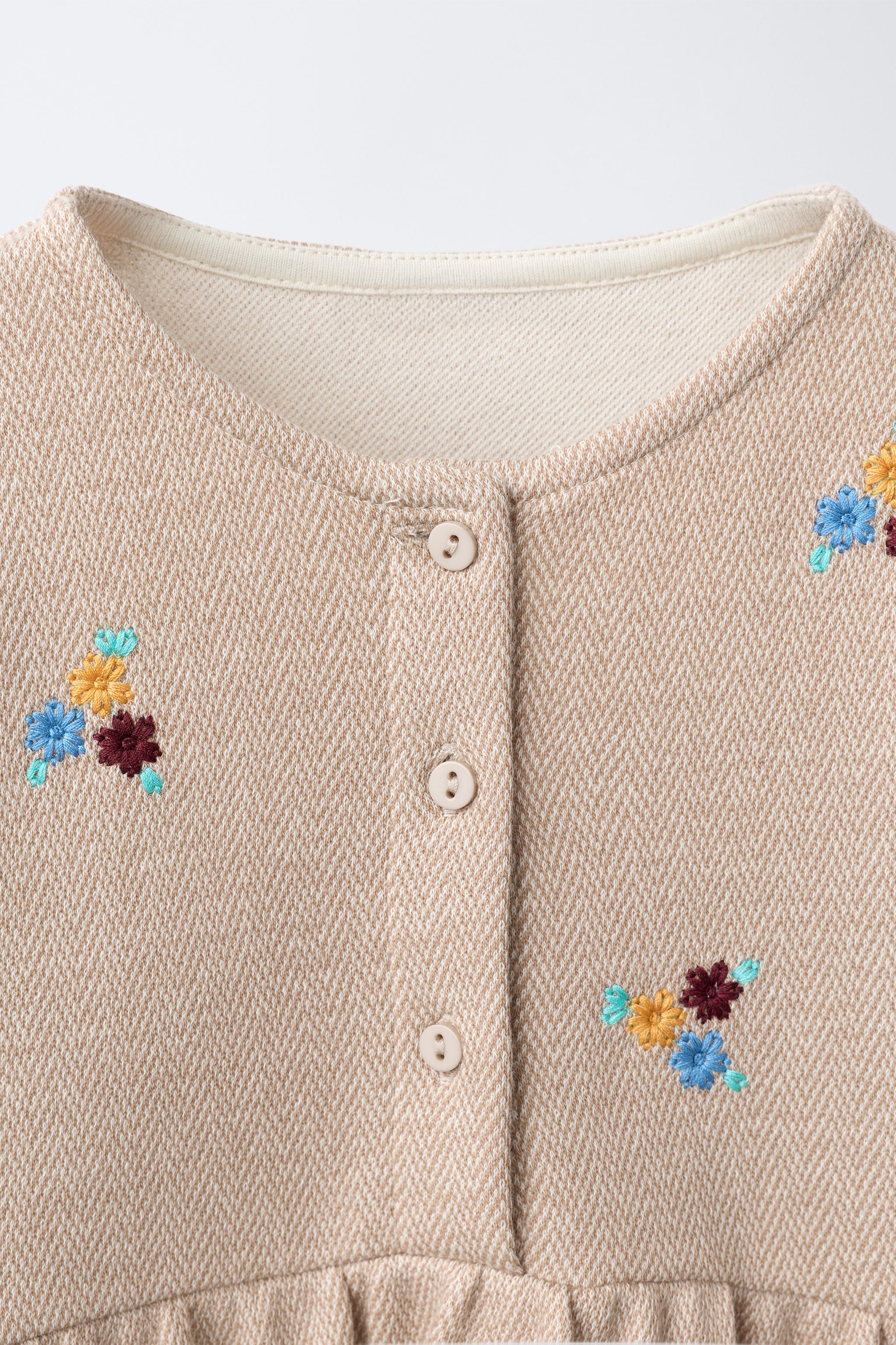 ROBE STRUCTURÉE BRODÉE