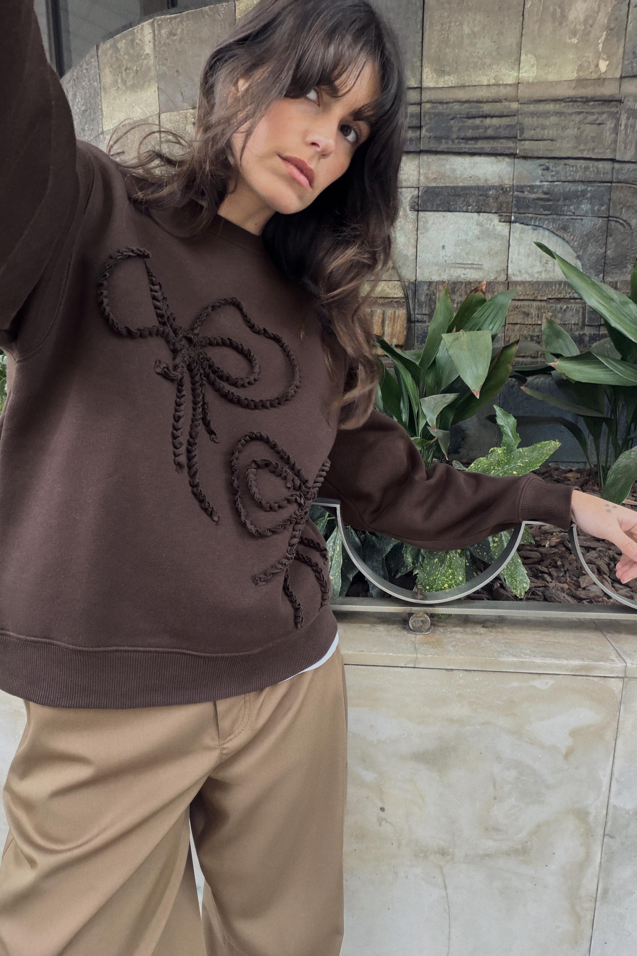 SWEAT LACETS EN RELIEF