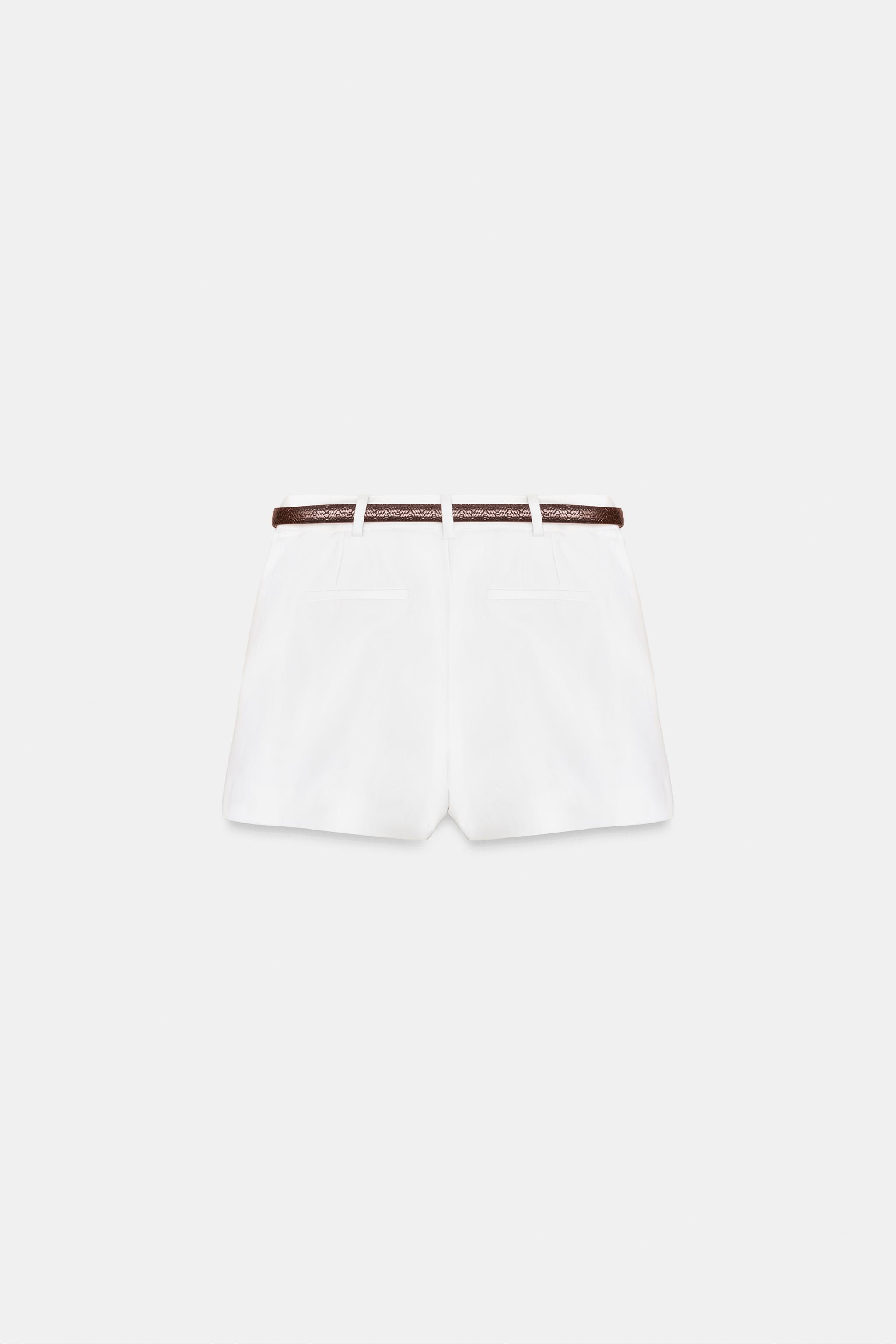 SHORT À PINCES ET CEINTURE