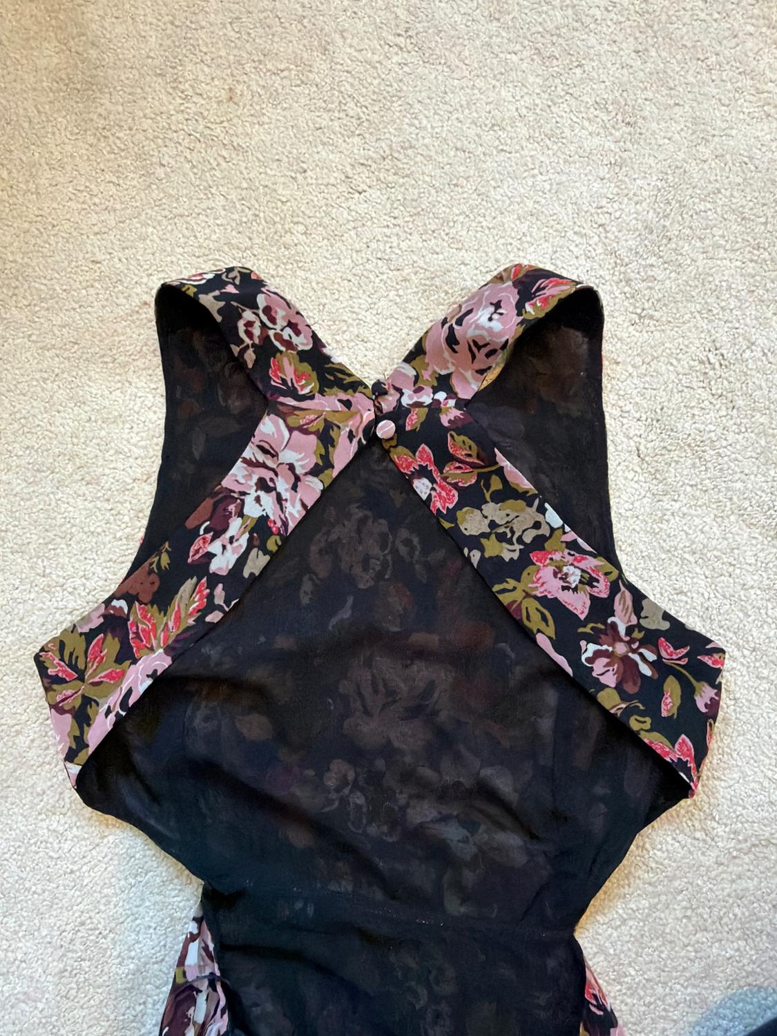 FLORAL FLOWING DRESS WITH OPEN BACK DETAIL AND CUT OUT AT WAIST - Image 3