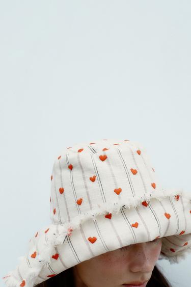 CHAPEAU BOB RAYURES BRODERIES CŒURS - Écru de Zara - Image 1