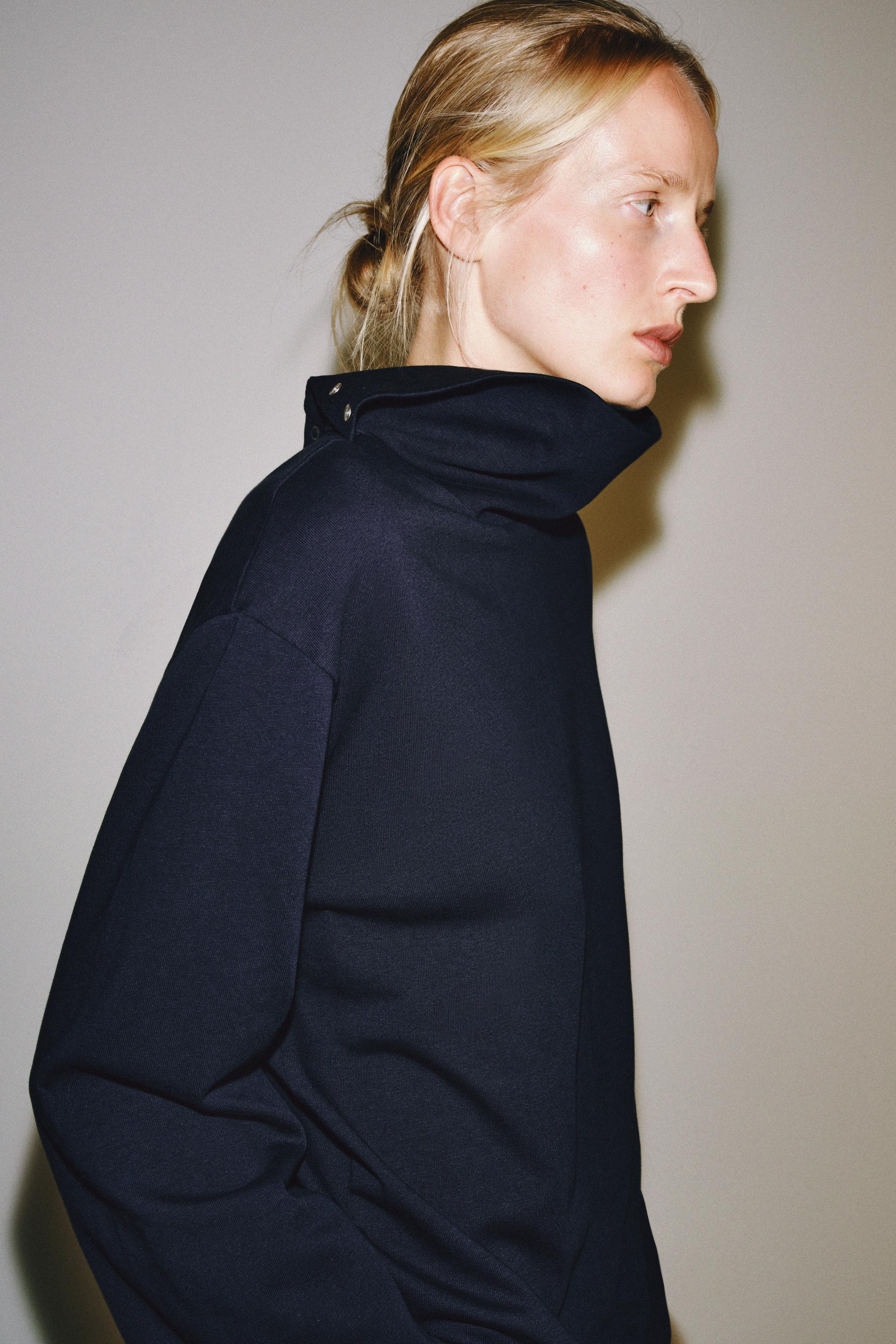 HIGH NECK SWEATSHIRT — Navy blue