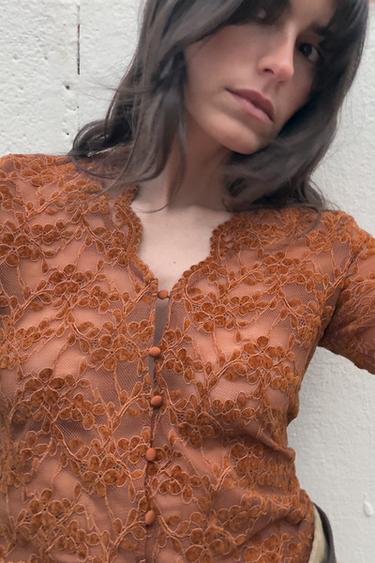 توب دانتيل بأزرار - توبو by Zara