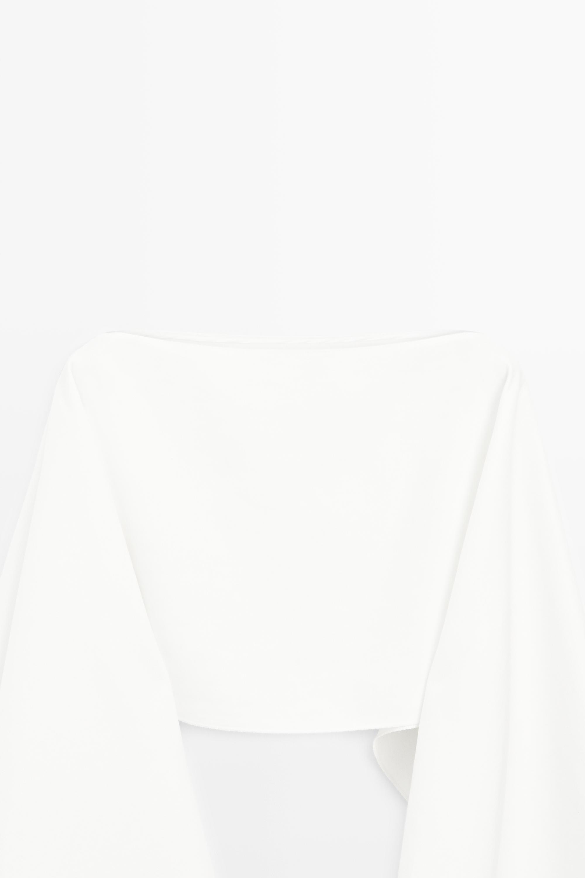Lightweight asymmetric cape - STUDIO