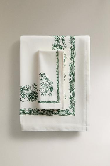 مفرش مائدة ساتان بأزهار - مخضر الخاص بـ Zara