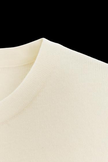 WEICHES KURZARM-STRICKTOP - Cremefarben von Zara