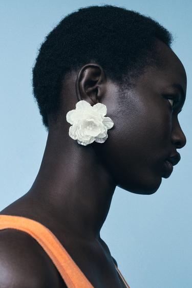EMBOSSED FLOWER EARRINGS - Ecru by Zara