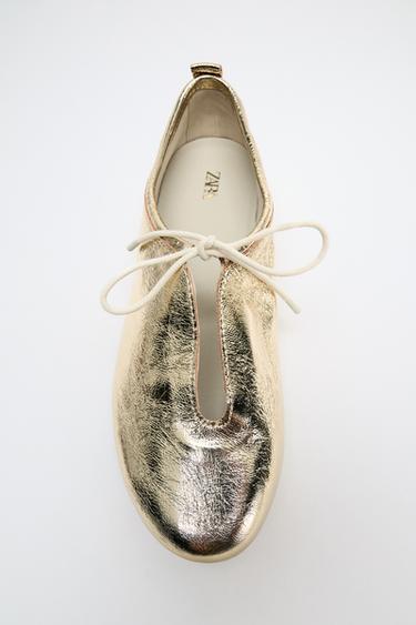 حذاء باليه بفيونكة بمظهر ميتاليك - ذهبي by Zara