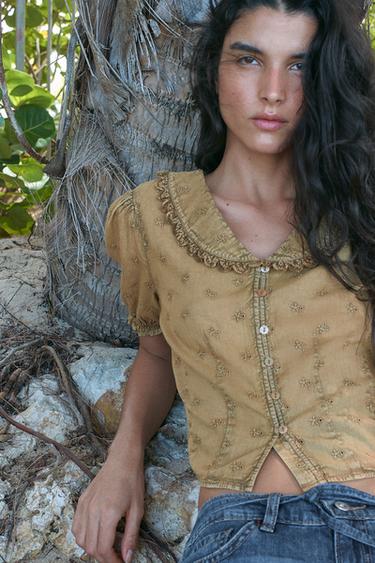 CAMISA CUELLO BOBO BORDADOS - Mostaza de Zara