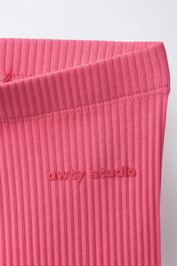 Leggings ciclistas acanalados con texto en relieve 3