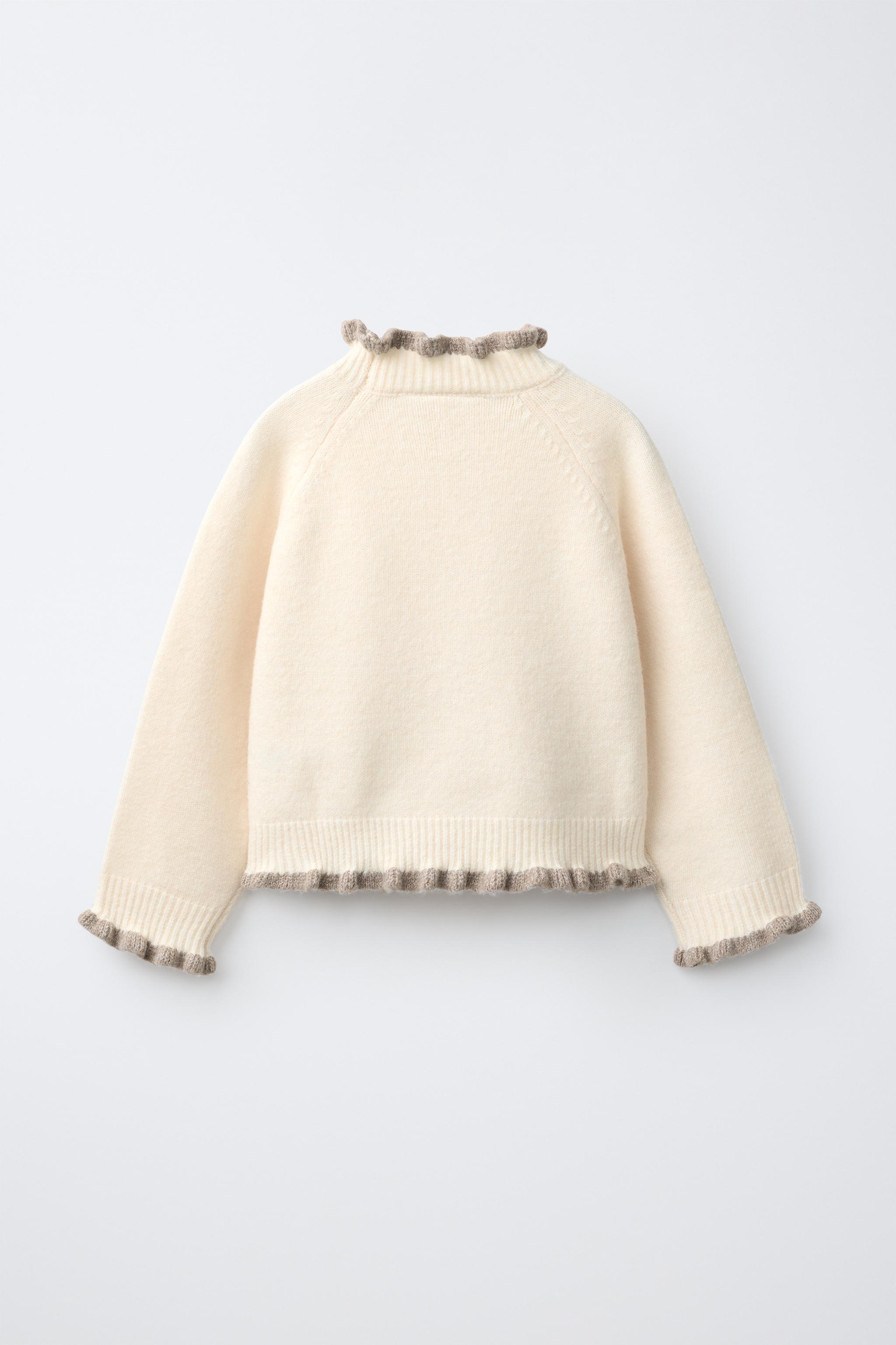 PULL EN MAILLE À VOLANTS CONTRASTANTS