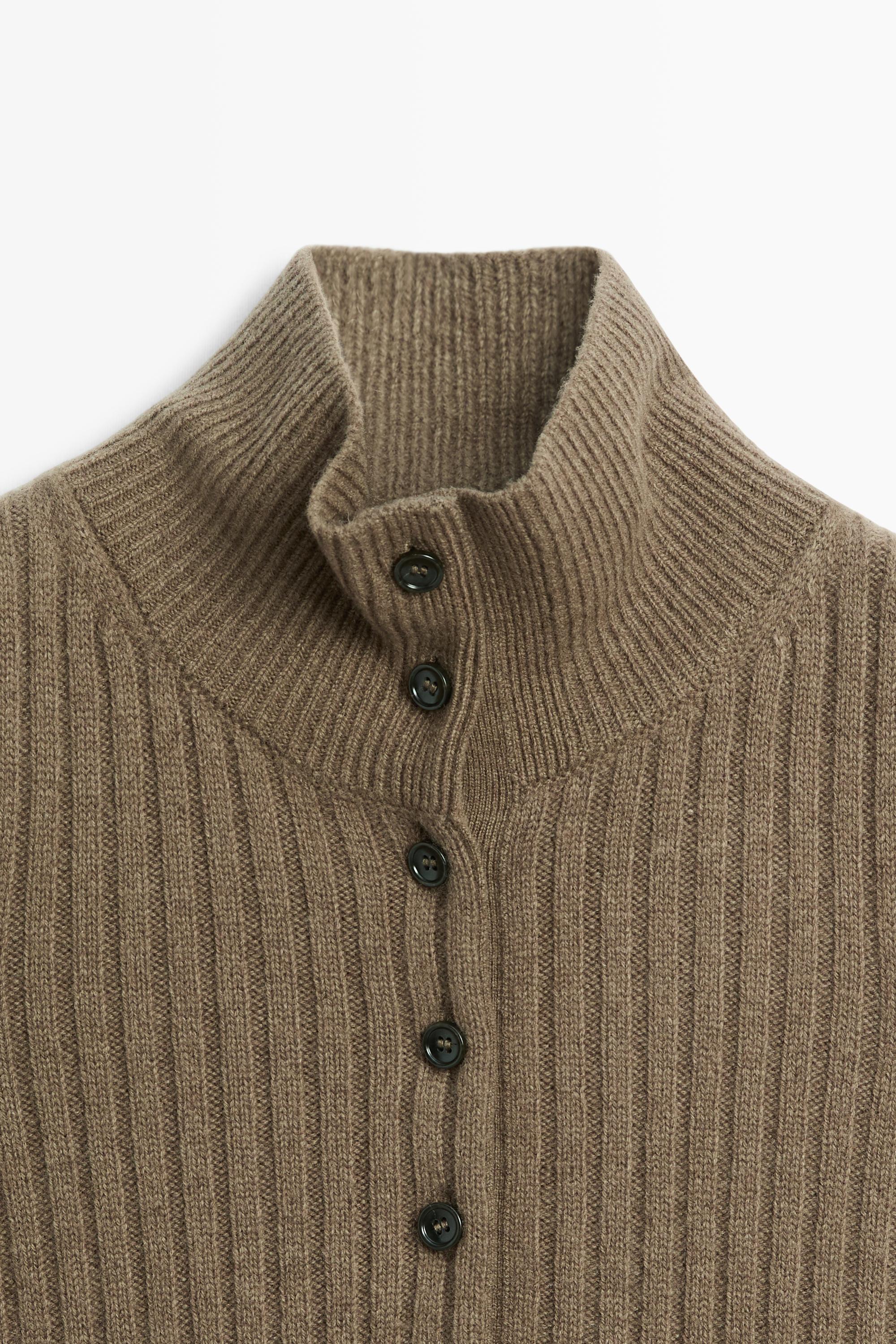 Veste sans manches en maille à col montant et détail de boutons