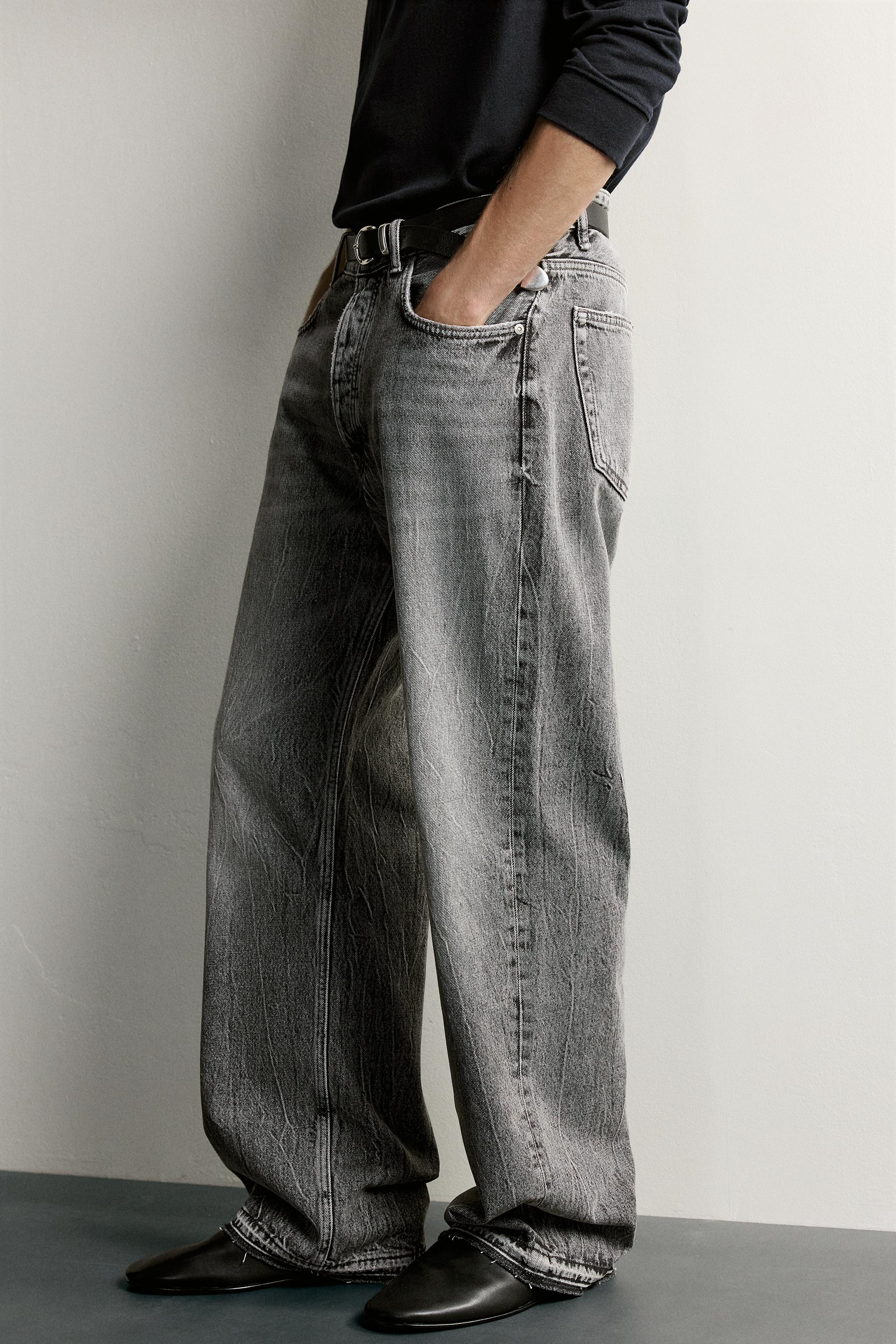 LOOSE-FIT JEANS