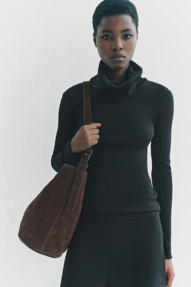TOP CANALÉ CUELLO ALTO - Negro de Zara